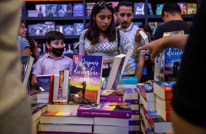 Jóvenes lectores buscan los libros Joana Marcús en  la FIL.