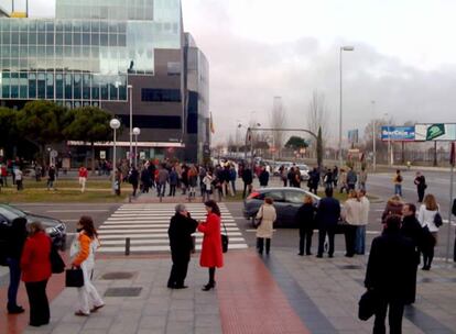 Mucha gente que iba a trabajar se encontró con la zona cortada al salir del metro de Campo de las Naciones.