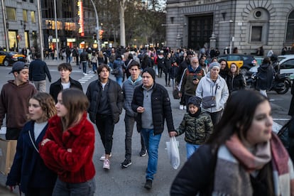 Un grupo de transeúntes cruza una calle en el centro de Barcelona.