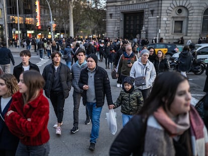 Un grupo de transeúntes cruza una calle en el centro de Barcelona.