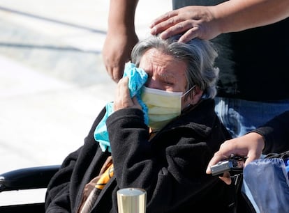 Una mujer se seca las lágrimas durante el homenaje a la magistrada fallecida.