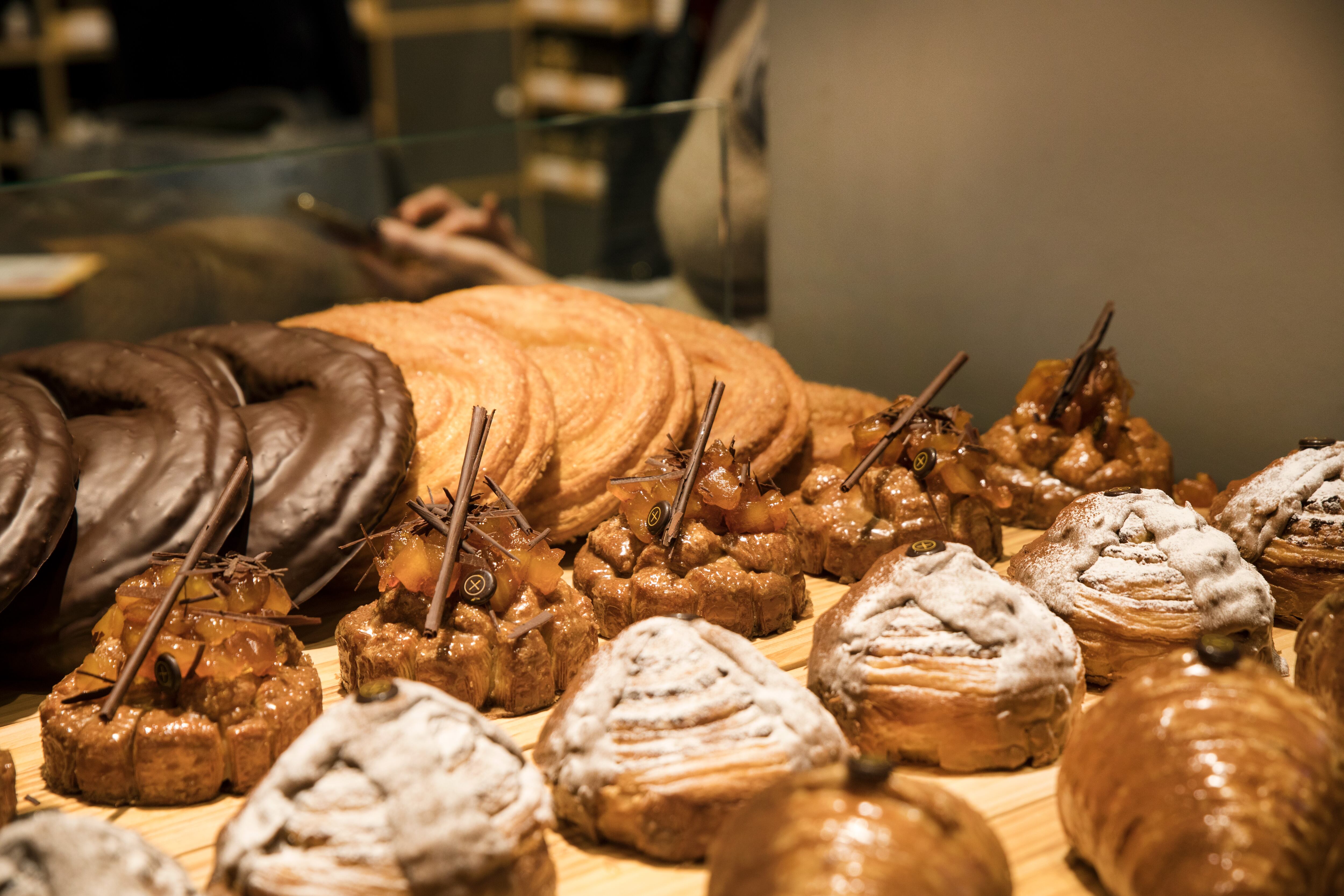 Vitrina con bollería artesana en la pastelería Lapaca, de Huesca