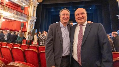 El portavoz del PNV en el Congreso, Aitor Esteban, y el presidente del PNV, Andoni Ortuzar, durante la gala de los Premios Sabino Arana el pasado 26 de enero en Bilbao.