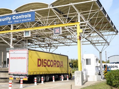 Cambiones embarcando en las instalaciones de Eurotunnel, en Folkestone, Reino Unido. 