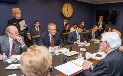 El vicepresidente de Colombia, Óscar Naranjo, en el centro, con miembros del Congreso de EE UU.