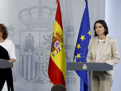 La ministra portavoz, María Jesús Montero (izquierda) y la ministra de Turismo, Reyes Maroto, este martes en la rueda de prensa posterior al Consejo de Ministros.