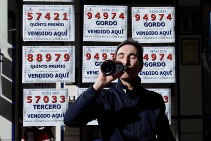 Un hombre celebra el segundo premio de la Lotería de El Niño, este sábado en la administración número 12 de Móstoles (Madrid). 
