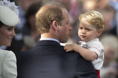 El príncipe Jorge, en brazos de su padre el príncipe Guillermo.