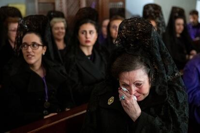 Una mujer llora tras la suspensión de una de las procesiones que había programadas este Jueves Santo en el centro Madrid.