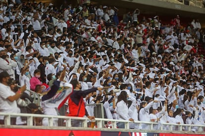 Los aficionados en las tribunas del estadio Akron, en Guadalajara, vestidos de blanco por la paz.