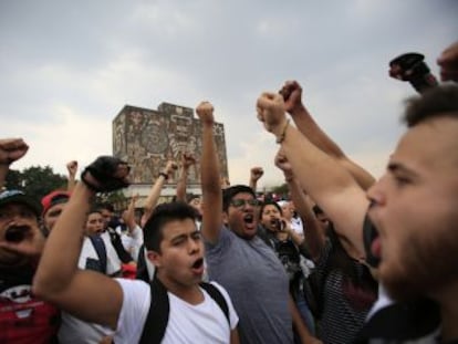 Miles de personas se manifiestan contra el ataque de un grupo de choque contra estudiantes en el campus de la universidad