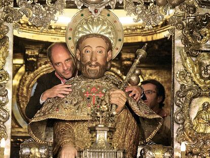 Francisco Camps, junto a la imagen del apóstol Santiago