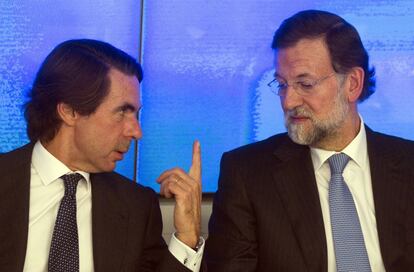 Mariano Rajoy y José María Aznar charlan después de un congreso nacional de los populares en Madrid.