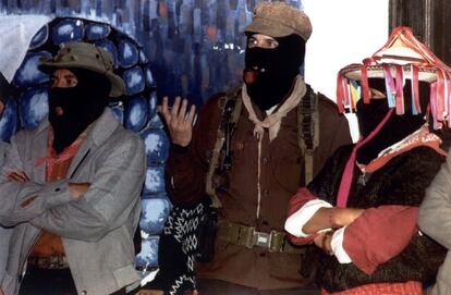 El subcomandante Marcos (c), acompañado por el comandante David (d) y el comandante Tacho (i) del Ejército Zapatista de Liberación Nacional (EZLN) escuchan a un grupo local de mariachis en San Cristobal de las Casas, Chiapas.