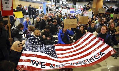 Protesto no aeroporto de Seattle neste sábado.