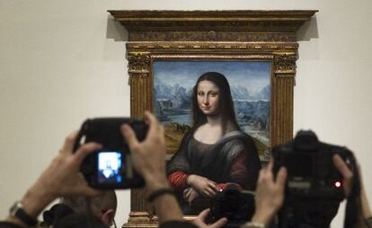 Visitantes ante la copia de la Gioconda que se conserva en el Museo del Prado