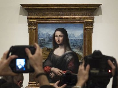 Visitantes ante la copia de la Gioconda que se conserva en el Museo del Prado