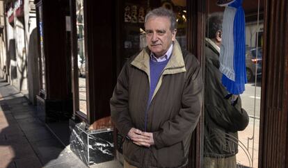 Manuel Longares en la pasteleria Viena Capellanes, en la calle de Goya.