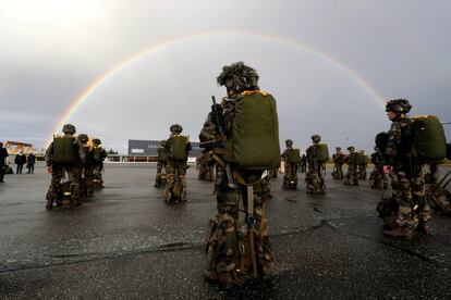 Paracaidistas del ejército francés forman filas durante la visita del presidente francés, Emmanuel Macron, a la base aérea de Tolouse-Francazal (Francia), el 17 de enero de 2019. La visita de Macron al ejército francés se enfocó en brindarle sus mejores deseos para el 2019.