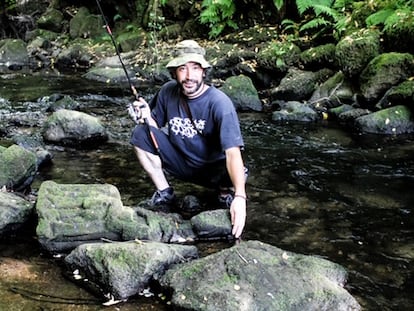 Fernando Brey Quintela, junto a la escultura del siglo XIV que halló fortuitamente en el cauce del río Sar a su paso por Conxo (Santiago).