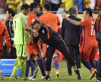 Un asistente de Chile besa la mano de Claudio Bravo.