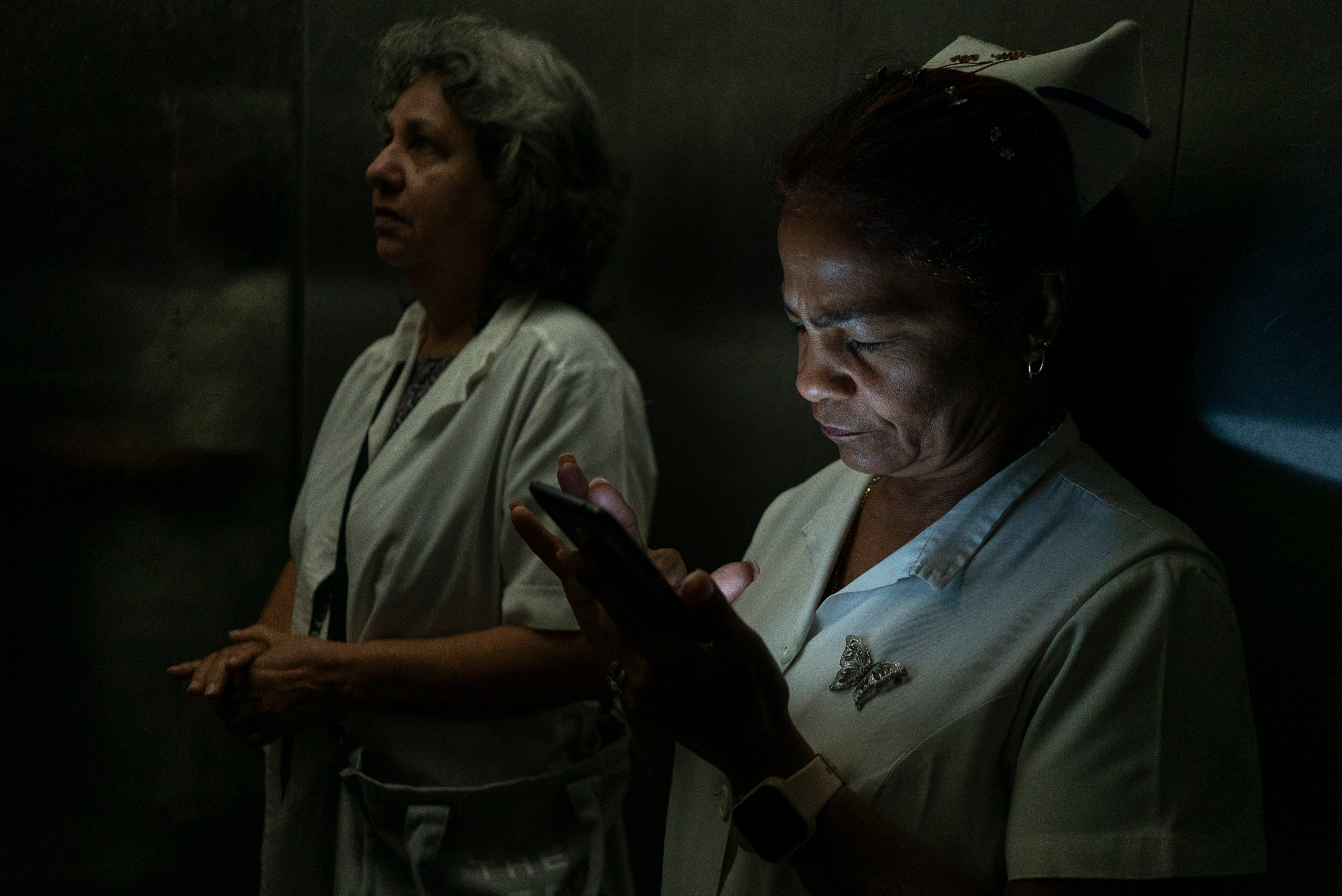 Dos enfermeras dentro del elevador del Hospital Pediátrico Juan Manuel Márquez.