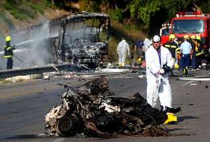 Policías israelíes examinan los restos del autobús destrozado por un ataque suicida palestino en Megido, en el norte de Israel.