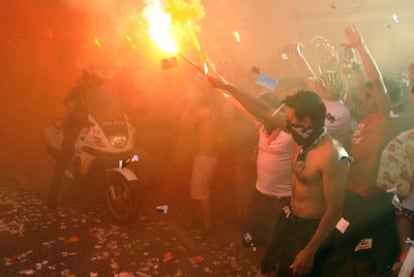 Seguidores del Granada, con bengalas, en los aledaños de Los Cármenes antes del partido.