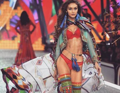 La mayor de los Hadid, Gigi, ha sido nombrada modelo del año en los 'Fashion Awards' del 2016. Aquí desfila para Victoria's Secret.