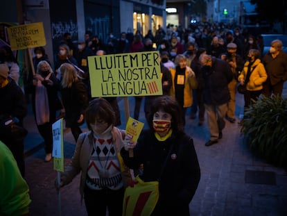 Varias personas, durante una manifestación contra el establecimiento de un 25% de castellano en las escuelas catalanas.