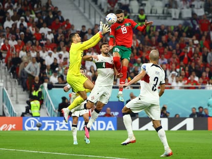 En-Nesyri marca el gol de Marruecos frente a Portugal.