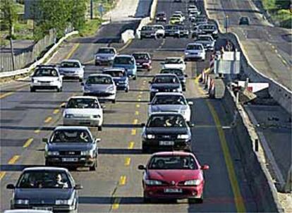 Aspecto que presentaba ayer la carretera de Andalucía (N-IV) cerca de Madrid a primera hora de la tarde.