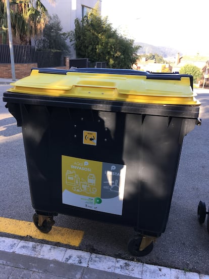 Un exemple de contenidor amb xip al municipi d'El Papiol.
