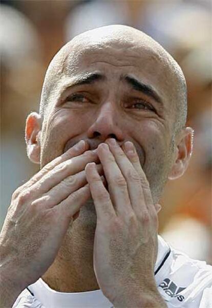 André Agassi llora en la pista central de Nueva York en el momento de su despedida.