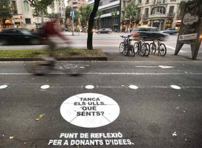 El Ayuntamiento ha realizado pintadas en la Diagonal para fomentar la participación de los ciudadanos en la reforma del paseo.