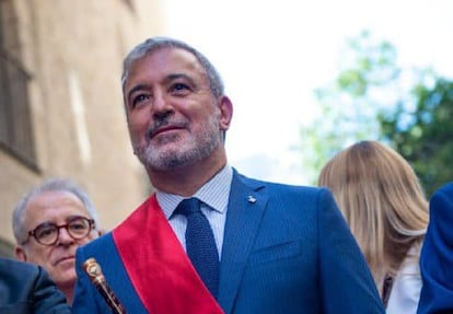 El alcalde de Barcelona, Jaume Collboni, durante el 'seguici' de autoridades tras la misa de La Mercè, la fiesta mayor de la ciudad, con la vara y la banda de alcalde.