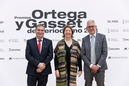Ezequiel Moltó, director de comunicación de Vectalia; Agnès Noguera, vicepresidenta de Ave, y Javier Moreno, director de la escuela de periodismo de EL PAÍS.