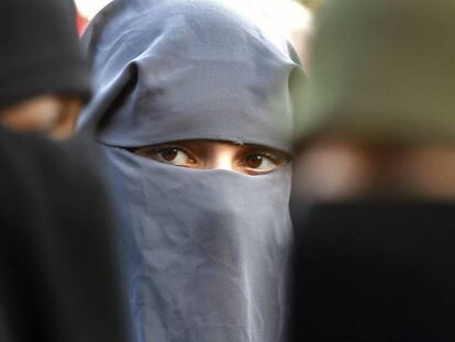 Mujeres musulmanas protestan en La Haya por la prohibición del burka.