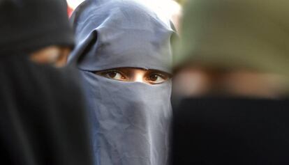 Mujeres musulmanas protestan en La Haya por la prohibición del burka.