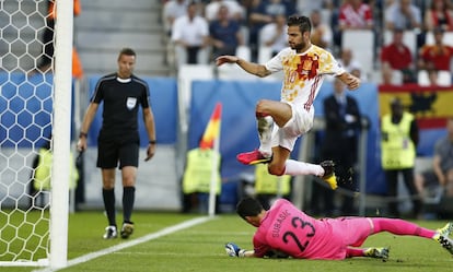 Cesc Fabregas falla un tiro a puerta.