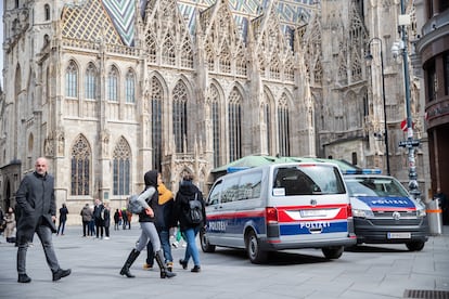 Vehículos de la policía vigila el exterior de la catedral de San Esteban en Viena, este miércoles. 
