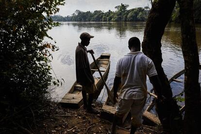 Morris M. Freeman, pescador y superviviente al ébola en el río San Pablo, en Mawah, a finales del pasado noviembre. El brote del virus, altamente contagioso y a menudo mortal, mató directamente a más de 11.000 personas en Liberia, Guinea y Sierra Leona.