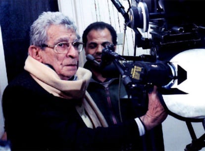 Yusef Chahin, mientras rodaba una película en El Cairo. Murió a los 82 años