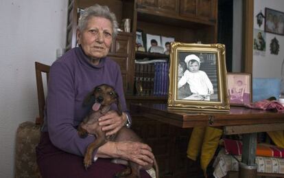 Inés Pérez at home in Almería with a photograph of her adopted daughter.
