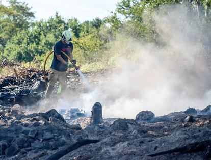 Los efectivos de bomberos sofocan este miércoles los restos del incendio declarado en Basauri.