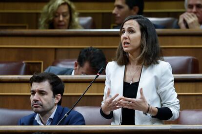 La secretaria general de Podemos, Ione Belarra, este miércoles en el Congreso junto al diputado de la formación Javier Sánchez Serna.