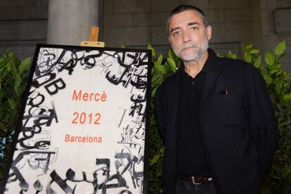 El escultor Jaume Plensa y su cartel de la Merc&egrave; durante el acto de presentaci&oacute;n de la fiesta.