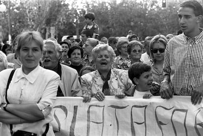 Manifestación contra la droga de los vecinos del barrio madrileño de San Blas en 1998. 
