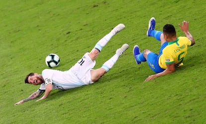 Messi cae ante Casemiro.