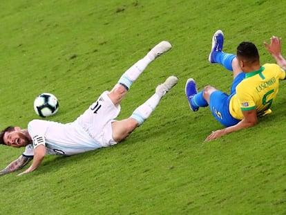 Messi é derrubado por Casemiro no clássico sul-americano.